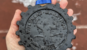 Glückliche Läuferin mit Medaille nach dem Zieleinlauf beim Hülskens Marathon Wesel